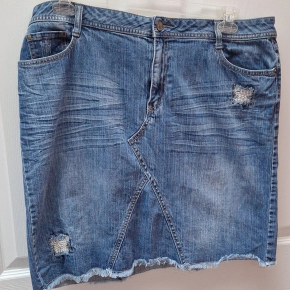 Womens Fashion Bug stretch distressed dungaree skirt size 18 - Picture 1 of 3